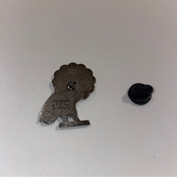 October’s Very Own X Murakami OVO Exclusive Owl Flower Hat Pin Badge Blue White - Picture 2 of 2